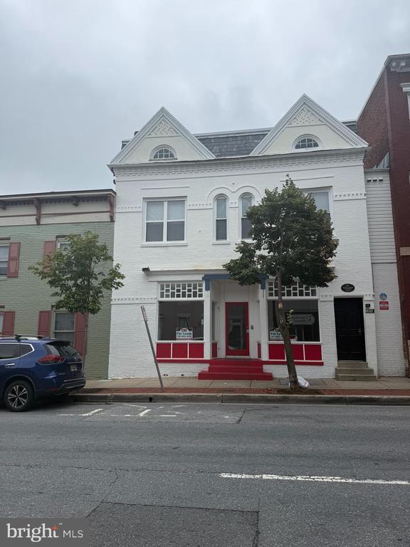 Building Photo - 106 S Market St