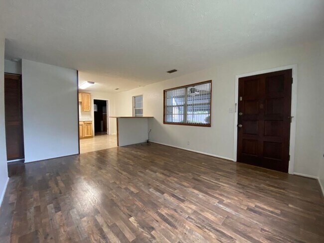 Building Photo - 2/1 plus bonus room in Holly Hill