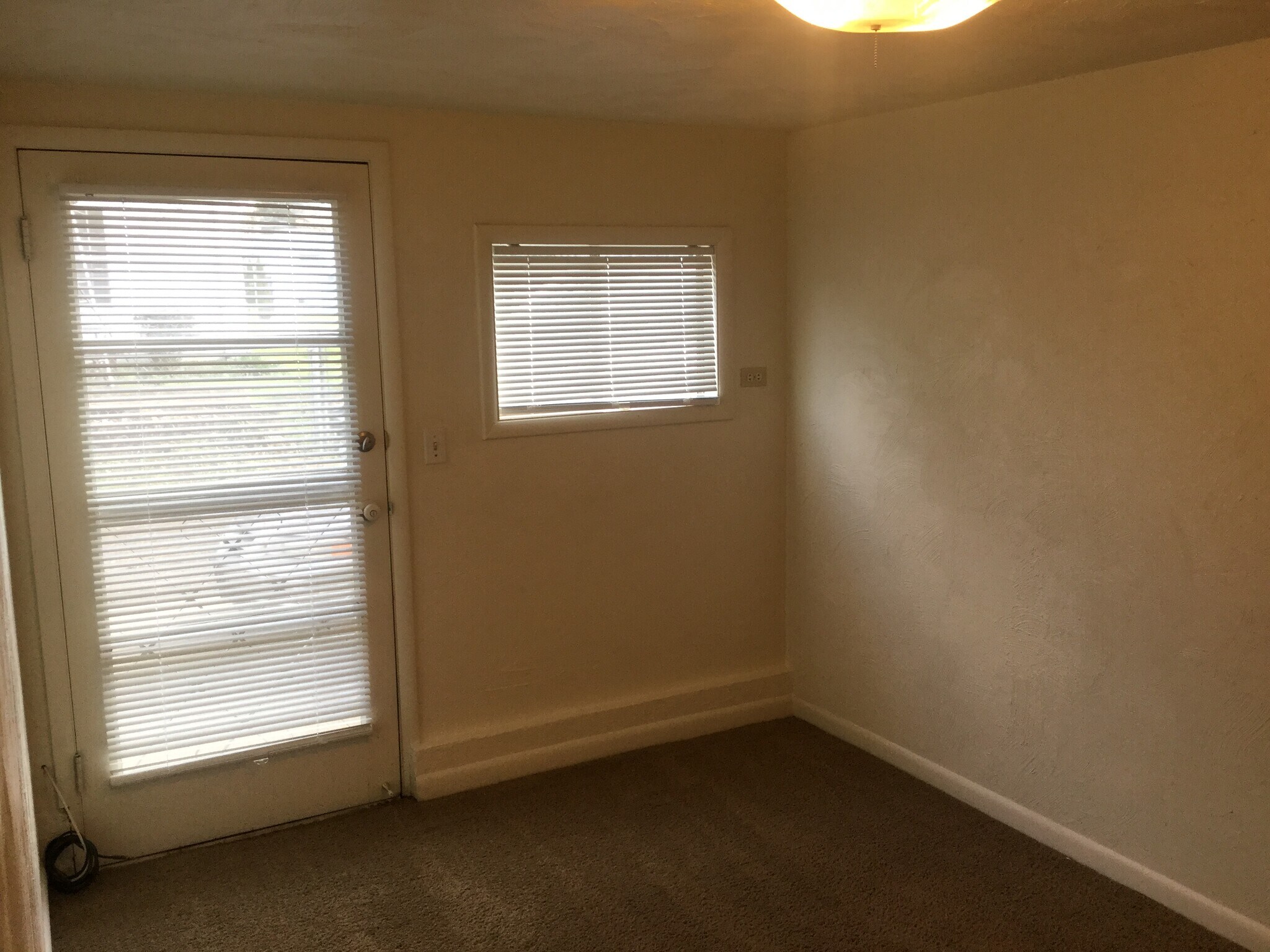 Building Photo - 1010 E 2nd St