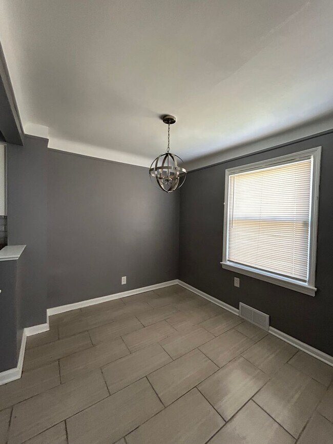 Building Photo - Spacious 3-Bedroom, 2-Bath House in South Euclid