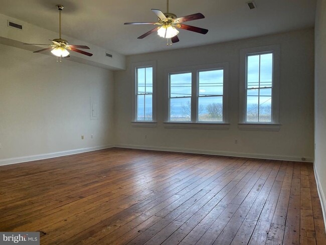 Building Photo - 70 Clinton St