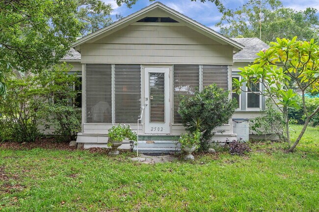 Building Photo - Gulfport Arts District Living — Furnished 3BR Bungalow with Large Yard and Easy Coastal Access |