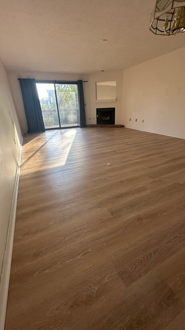Building Photo - 2327 Coyote Creek Dr