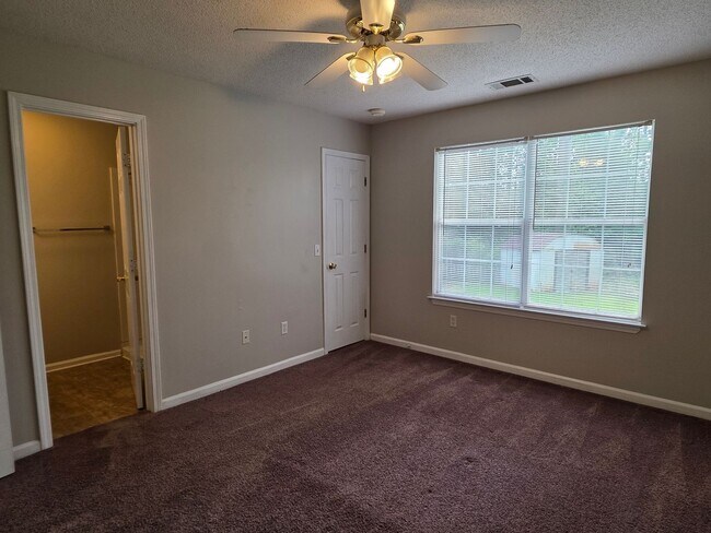 Building Photo - Woodbury Subdivision. 3 bedrooms. 2 baths. Converted garage to bonus room. Family with vaulted ce...