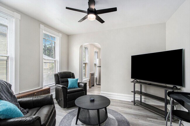 Building Photo - $1295 Tastefully furnished 1BR Apartment |...