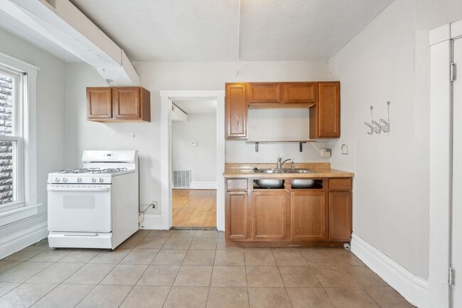 Building Photo - 2020 1/2 College Street