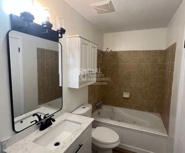 Building Photo - 18 Oak St