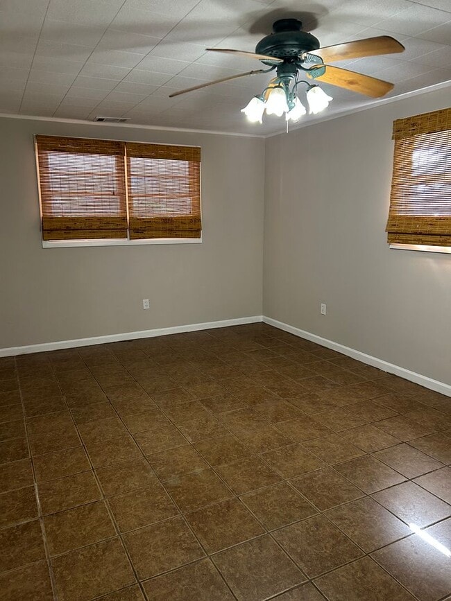 Building Photo - South side home