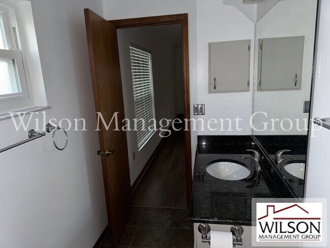 Building Photo - 1420 Flamingo Dr