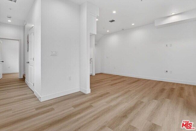 Building Photo - 11446 Oxnard St