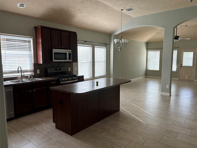 Building Photo - 27410 Tracy Ridge Ct