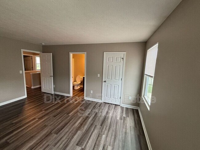 Building Photo - 424 W Kemper Rd