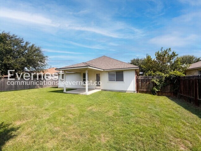 Building Photo - 4 Bed, 2 Bath Home with Fenced Yard and Garage Parking / Available now!