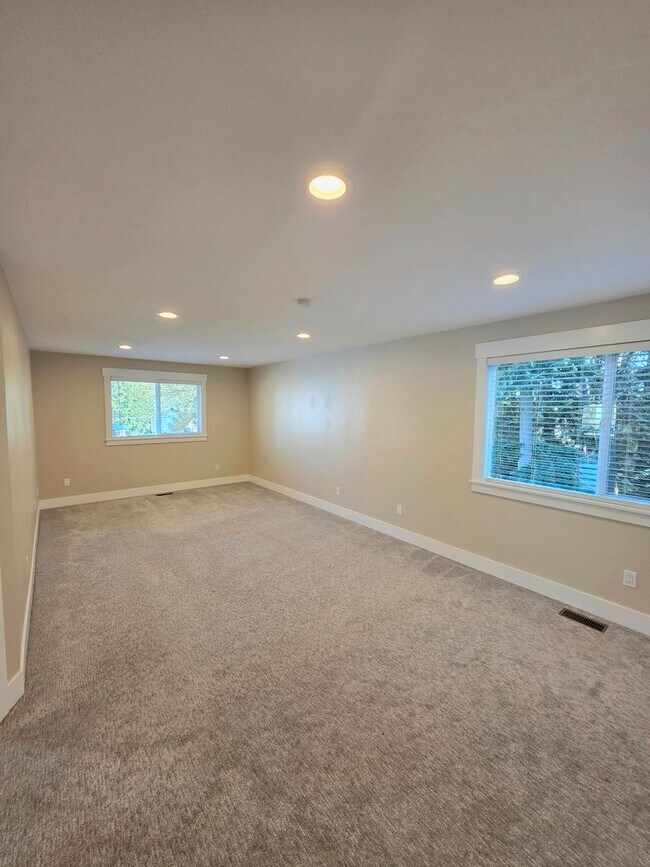 Building Photo - Auburn west hill 4 bedroom and 3 bathroom well maintained home.  Available NOW!