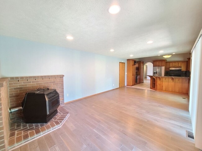 Building Photo - 3425 E 61st Ave
