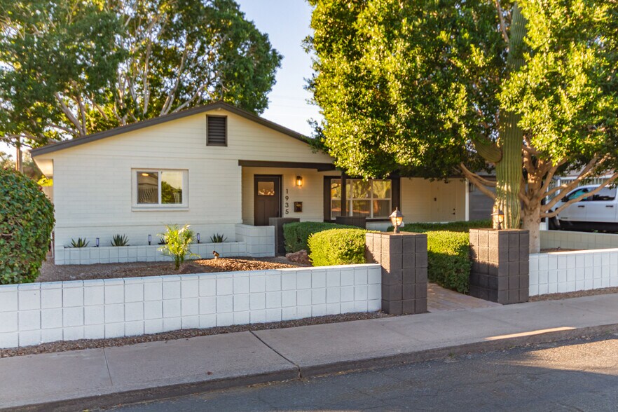 Building Photo - 1935 E Coolidge St