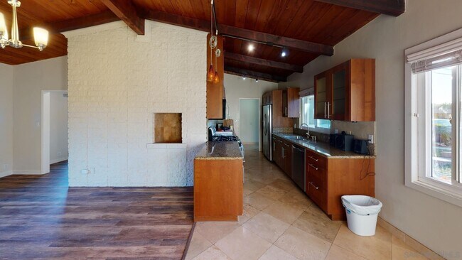 Building Photo - Large house on Prosperity! Private Yard!