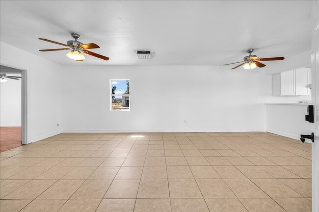 Building Photo - 2 Bedroom Home on 1.8 Acre Lot