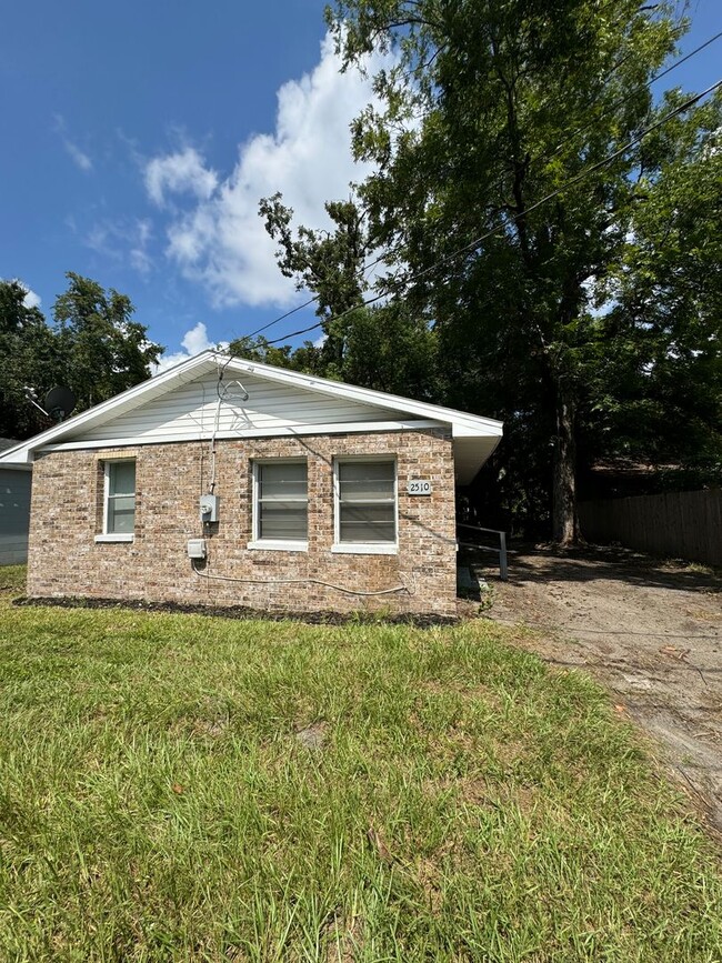 Primary Photo - Grand Park 2/1 Cozy Single Family home ava...