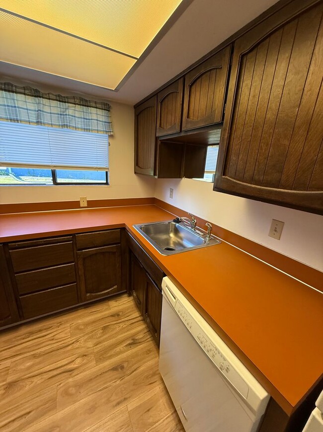 Building Photo - Spacious Single-Level Living with Retro Charm, Private Garage & Abundant Storage