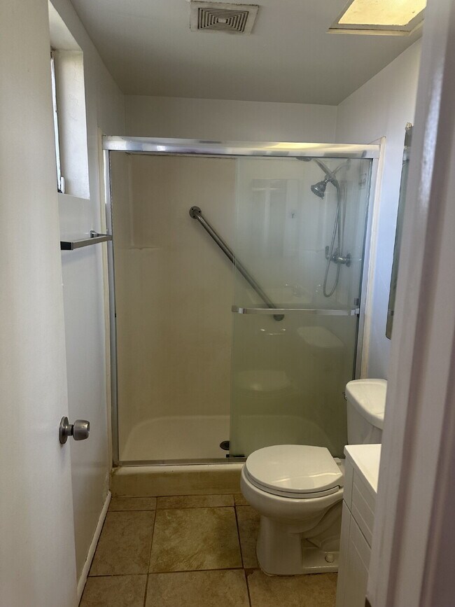 Building Photo - "Charming 3-Bedroom Oasis with 2 Baths in Phoenix – 1280 Sq Ft of Comfort Awaits You!"