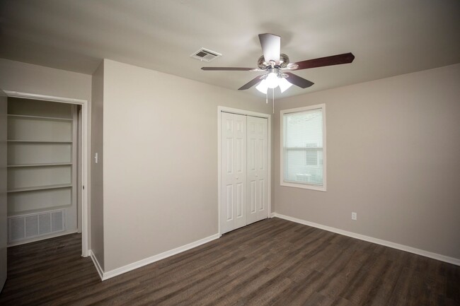 Building Photo - ** 3 Bed 1 Bath located in Forrest Hills *...