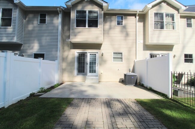 Building Photo - Spacious 3–4 Bedroom Townhome in Prime Loc...