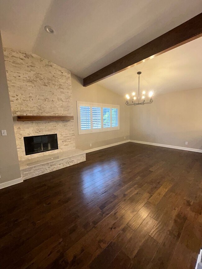 Building Photo - Beautiful 3 Bedroom 2 Bath condo!!