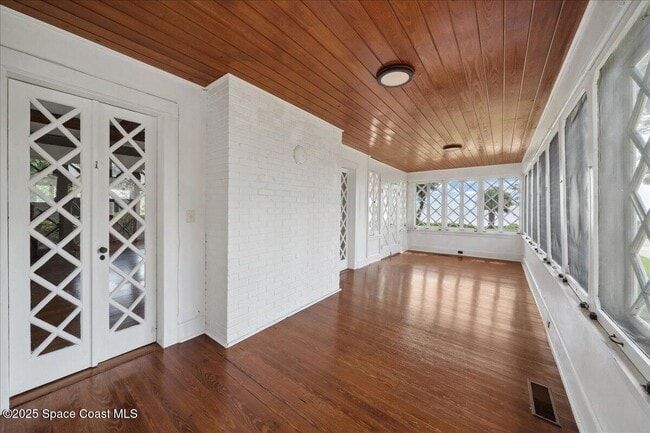 Building Photo - 1326 Riverside Dr