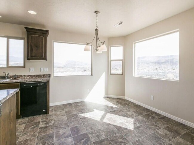 Building Photo - Beautiful 3 Bedroom, 2 bathroom Home in Hu...
