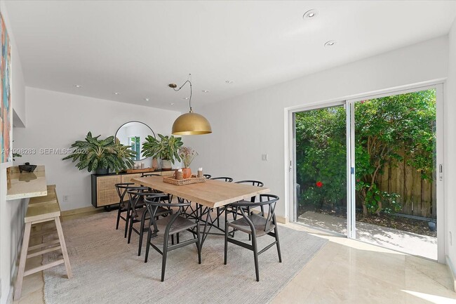 Building Photo - 2721 SW 22nd Ave