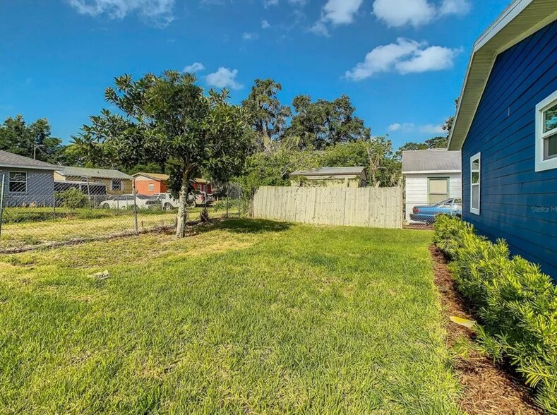 Building Photo - 115 W Redding St