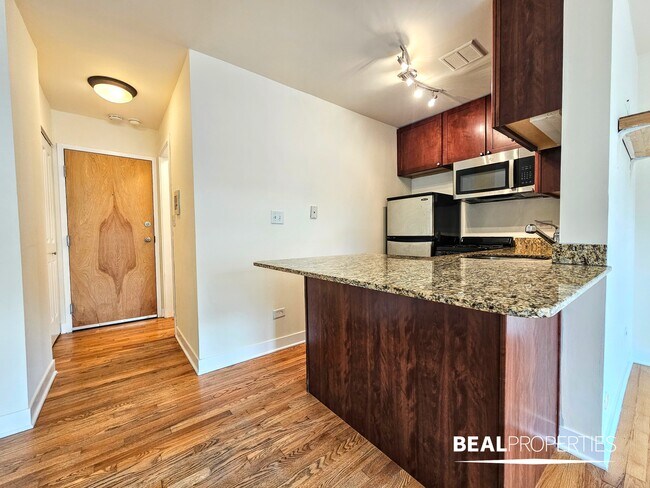 Building Photo - 625 W Wrightwood Ave