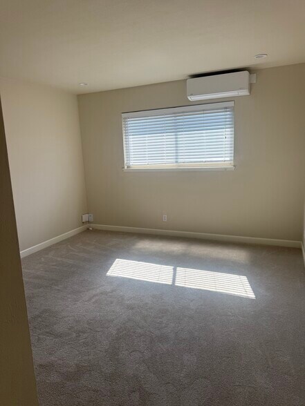 Building Photo - 130 Village Ct