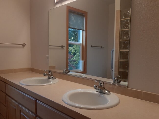 Building Photo - Golf course views, 3 bed 2 bath rambler!