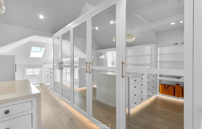 Building Photo - 2401 Bayshore Dr