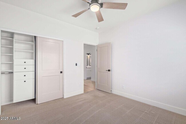 Building Photo - 5715 E Campo Bello Dr