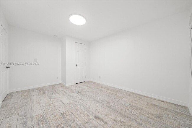 Building Photo - 1041 NE 9th Ave