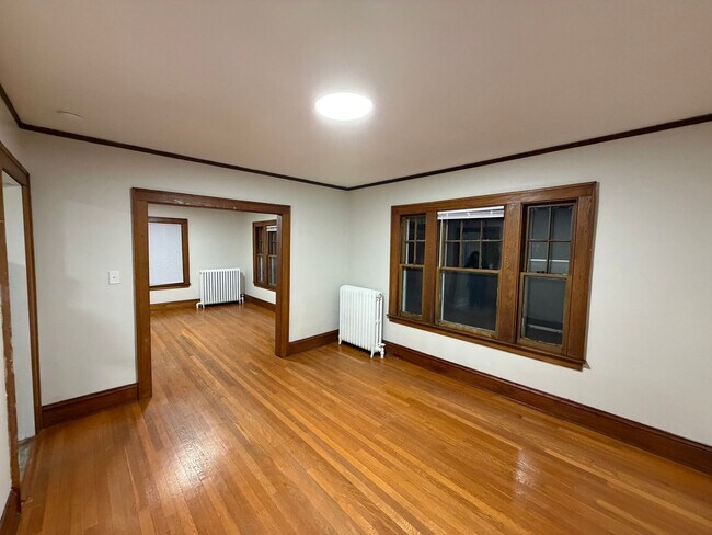 Building Photo - 2 Bedroom West Hartford