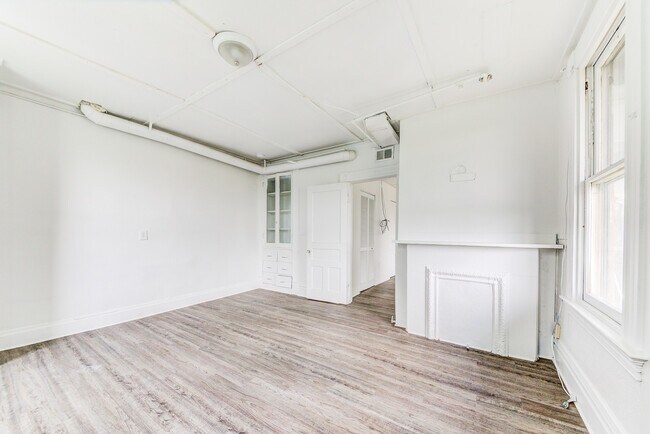 Building Photo - 15 St Thomas St