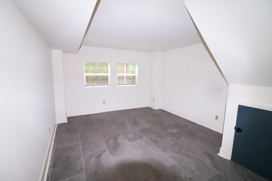 Building Photo - 2665 Bellevue Ave