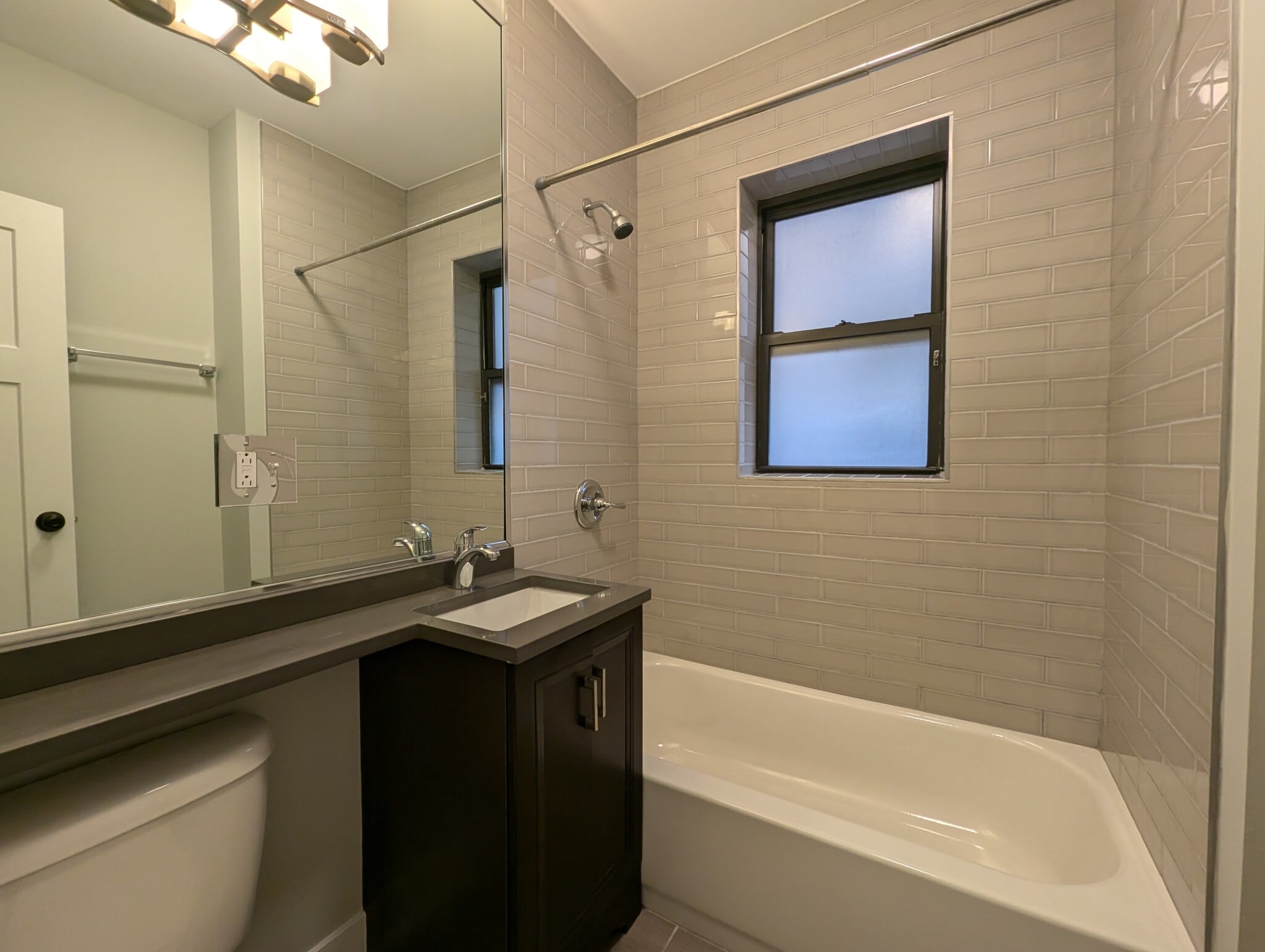 Building Photo - 711 W Brompton Ave