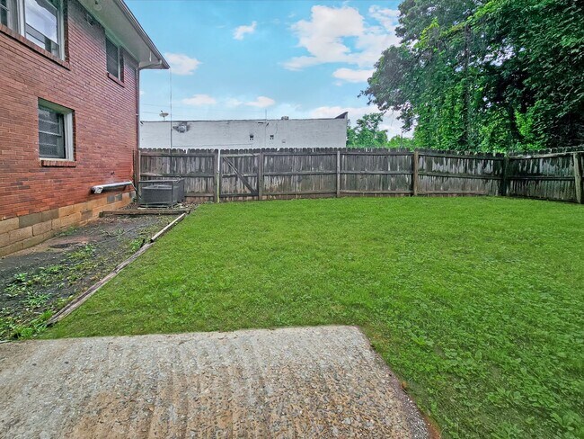 Building Photo - 4-Bedroom Ranch in the Heart of Atlanta – ...