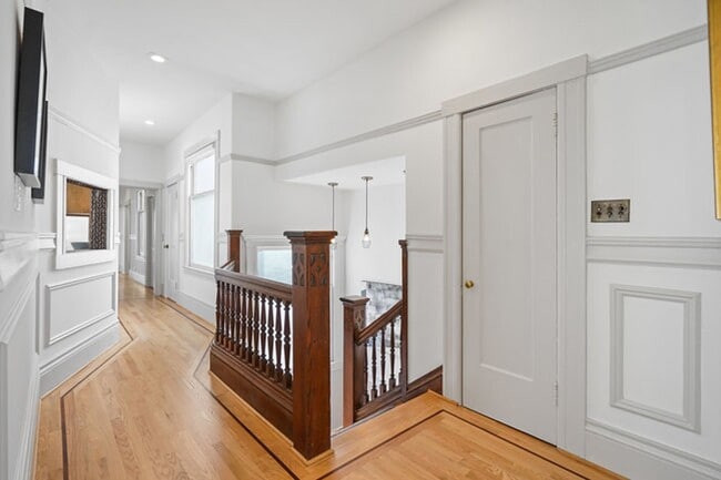 Building Photo - Gorgeous 4BR/2.5BA Nob Hill Home with Shar...