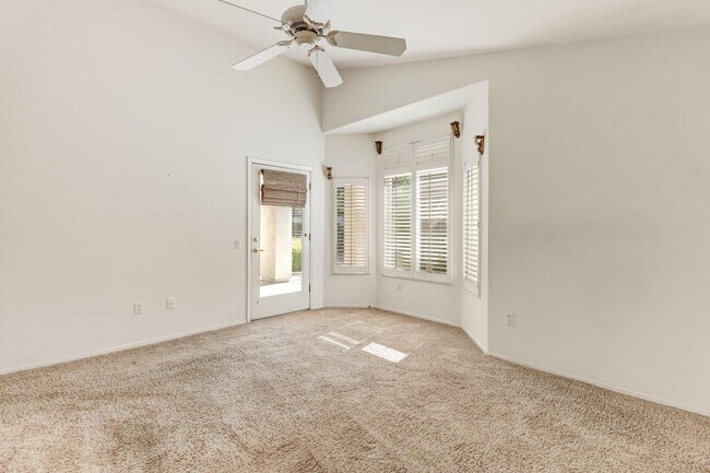 Building Photo - Charming Country Rose Home Located in Sun ...