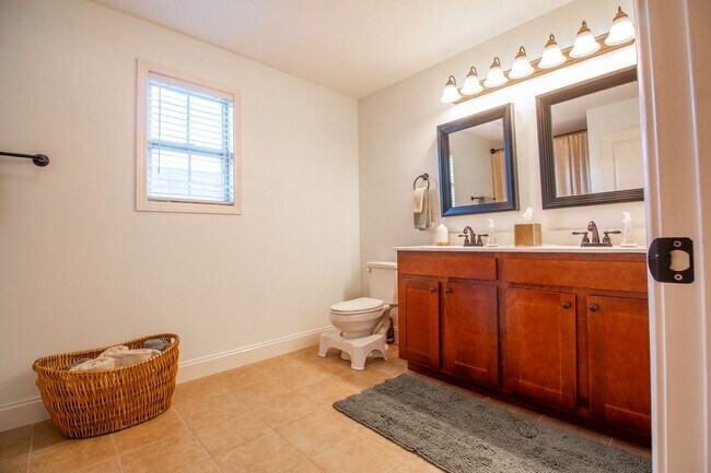 Building Photo - Beautiful 3 Bed/2.5 Bath Home with garage in Jonesborough