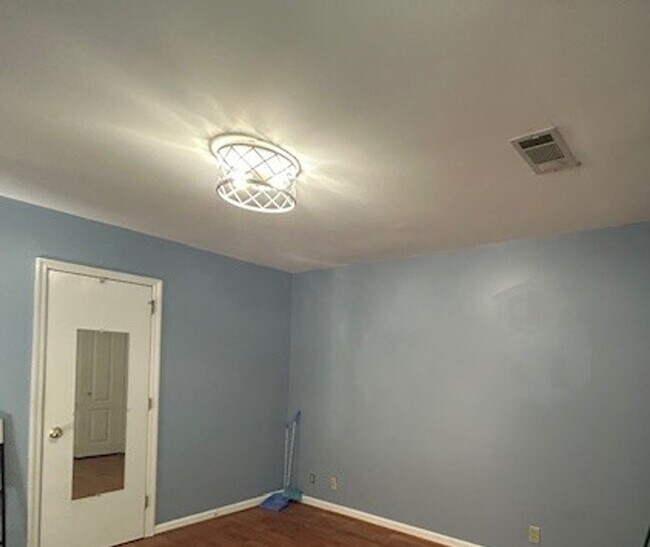 Building Photo - Condo Townhome close to Nippers Corner