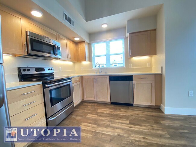 Building Photo - Beautiful, top floor apartment located in ...