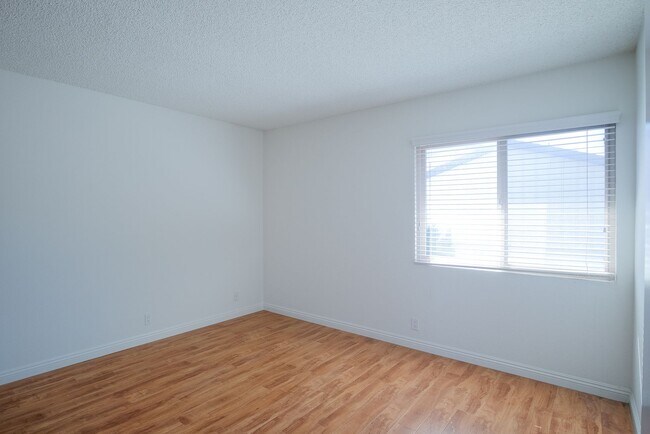 Building Photo - Harborwalk Marina Villa | 3 Bed, 2.5 Bath | Channel Islands Harbor | Beach Close