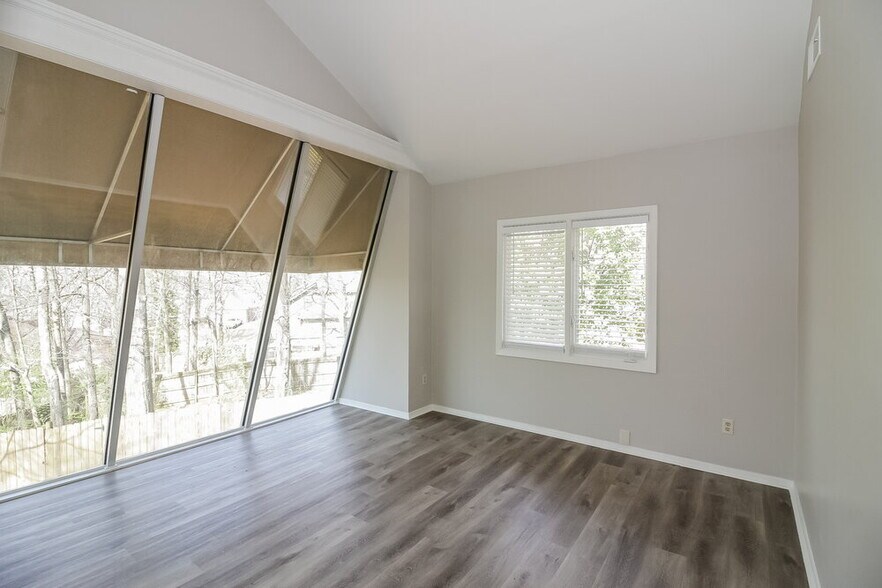 Building Photo - 399 Reksten Cove